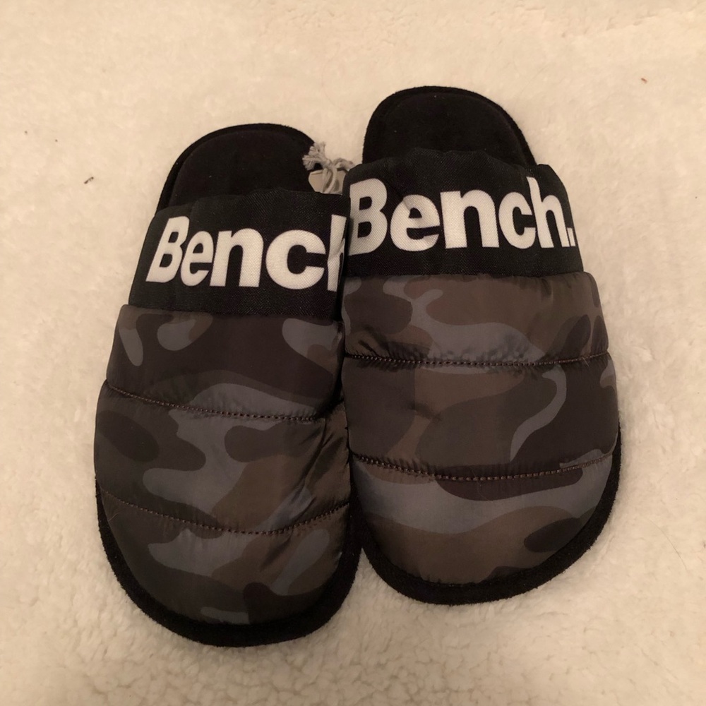 NWT- Bench Black and Green Camouflage Slippers